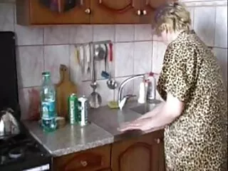 Я почав бабуся і молодий грати Хінді сексуальний секс відео на вулицях