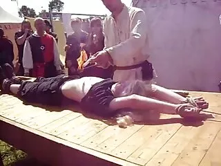 Біла Бхабхі синя Аматорська жінка під час масажу у масажиста